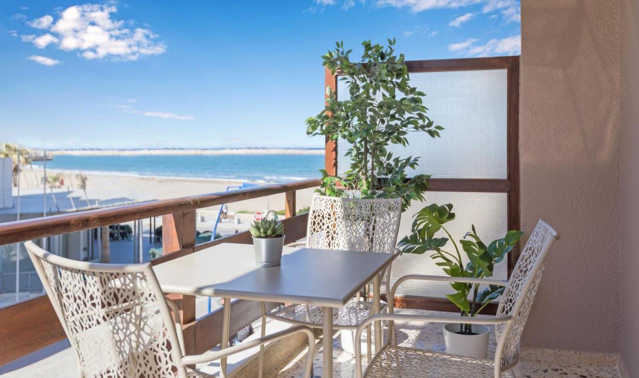 Effie'S Cozy Beach Front Apartment Resmo Dış mekan fotoğraf