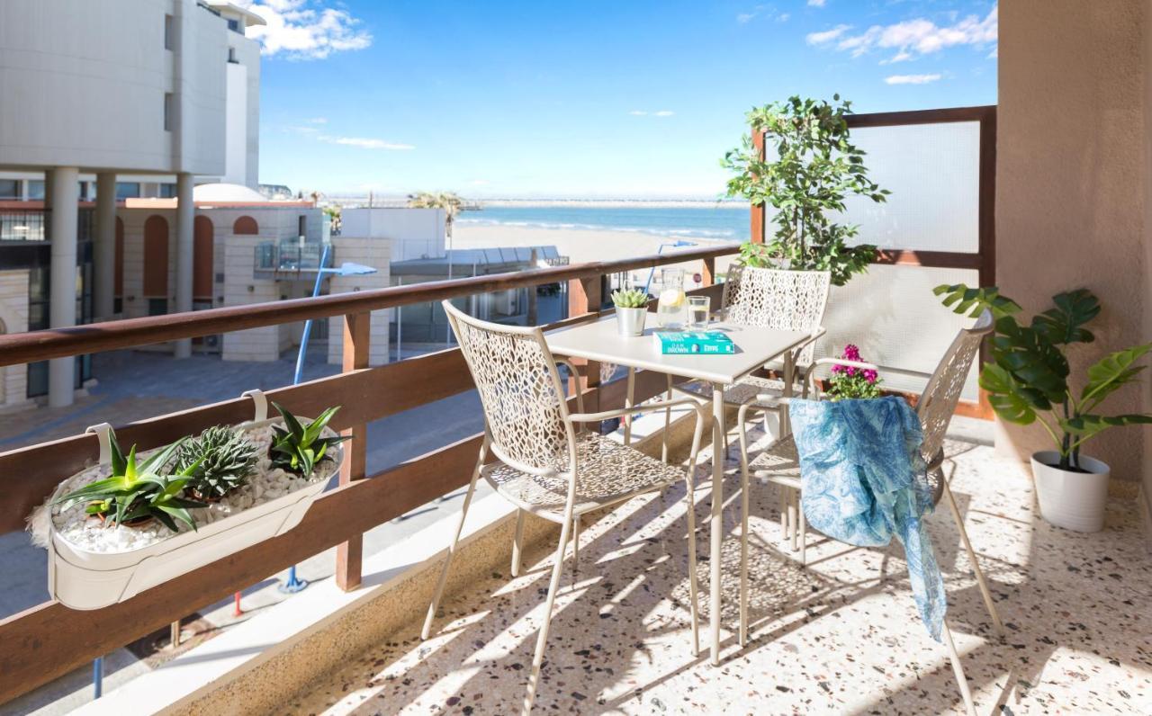 Effie'S Cozy Beach Front Apartment Resmo Dış mekan fotoğraf